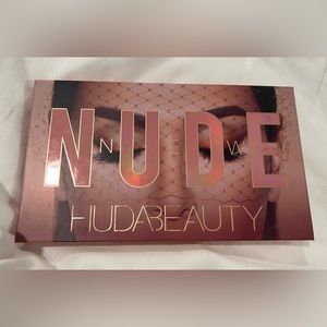 Huda Beauty Nude palette eyeshadow